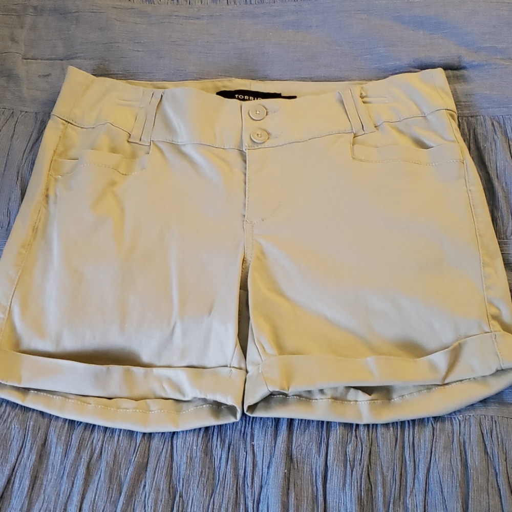 Torrid tan twill stretch shorts size 10 5" inseam